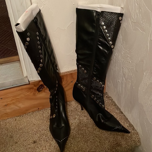 Black beautiful Boots 4:5 Heels with silver stubs across - Picture 2 of 2